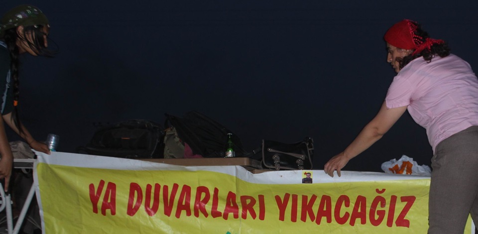 Kobane sınırında HDP Milletvekilleri Akat ve Tuncel'den nöbet eylemi