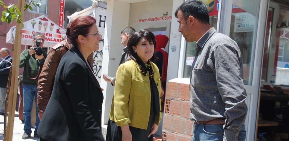 Ağrı'ya gelen Diyarbakır Milletvekili Leyla Zana esnafları ziyaret etti