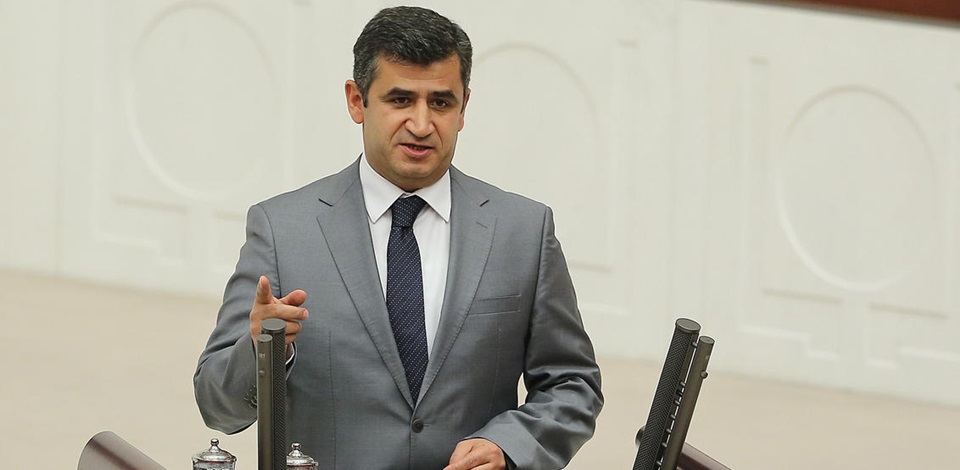 HDP Milletvekili Zozani, Mersin'de belediye kararıyla uygulanan Kürtçe yasağını Ala'ya sordu